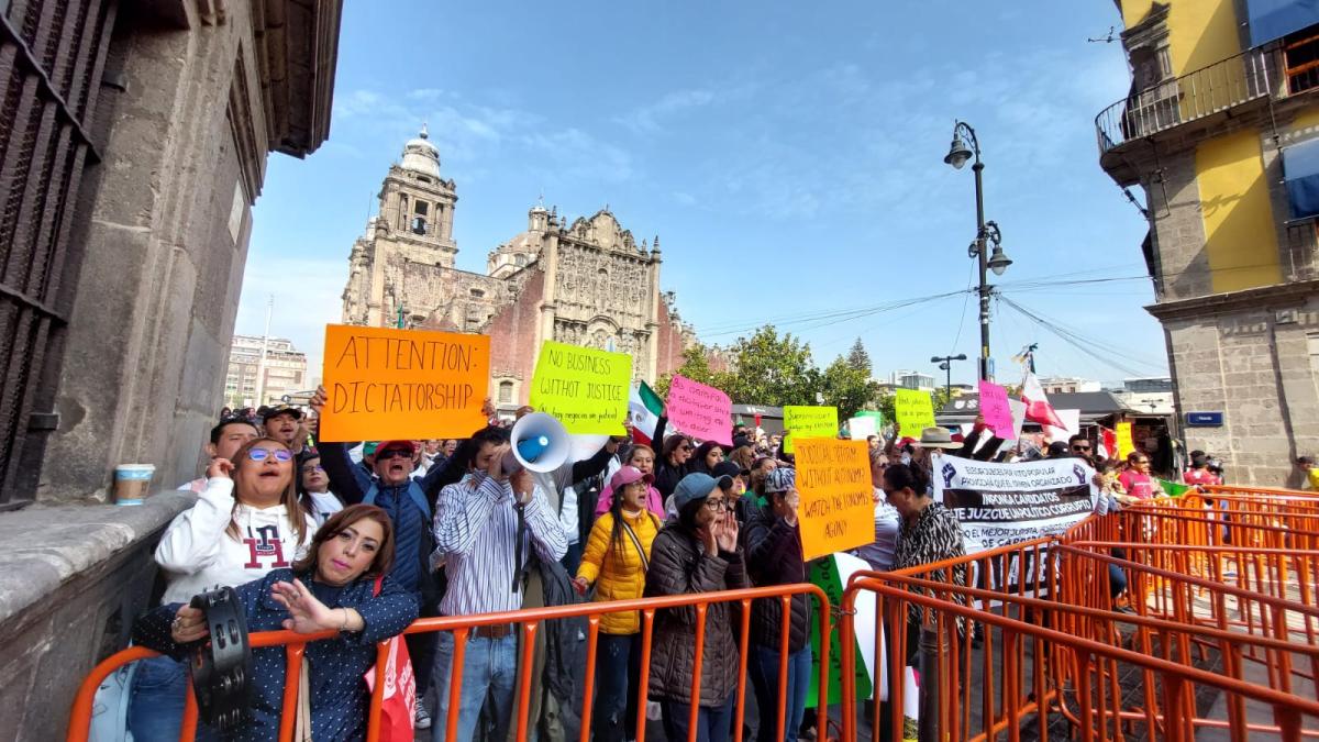 Manifestantes buscan irrumpir CEO Dialogue de Sheinbaum con inversionistas en Palacio Nacional