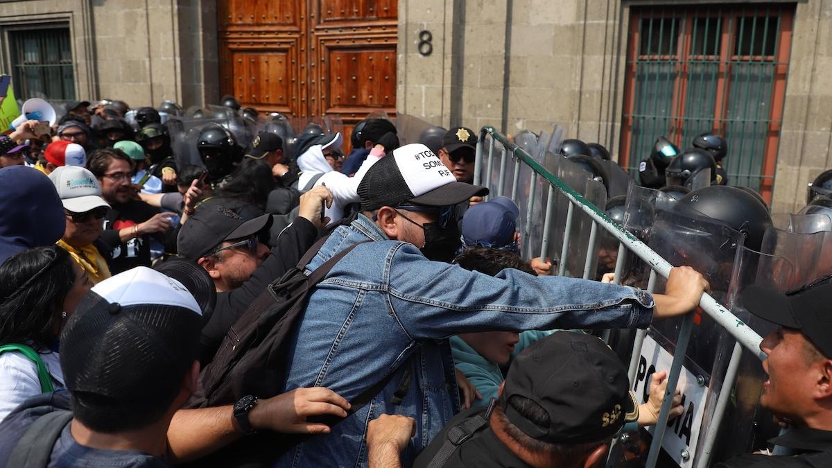 Jufed condena agresiones de polícias afuera de Palacio Nacional en manifestaciones