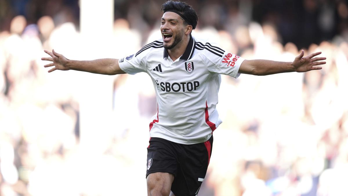 VIDEO: Raúl Jiménez le marca un GOLAZO al Dibu Martínez y enciende las redes