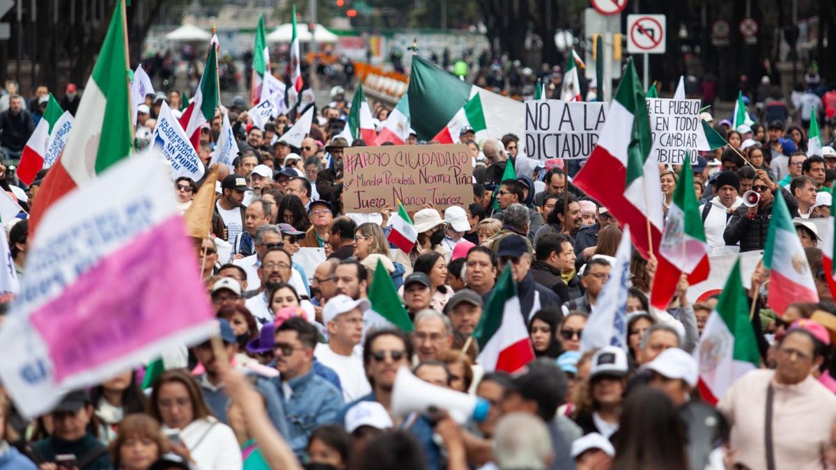 ‘¡Exámenes sí, tómbola no!’: Marchan en apoyo a jueces que concedieron suspensiones a reforma judicial | VIDEO