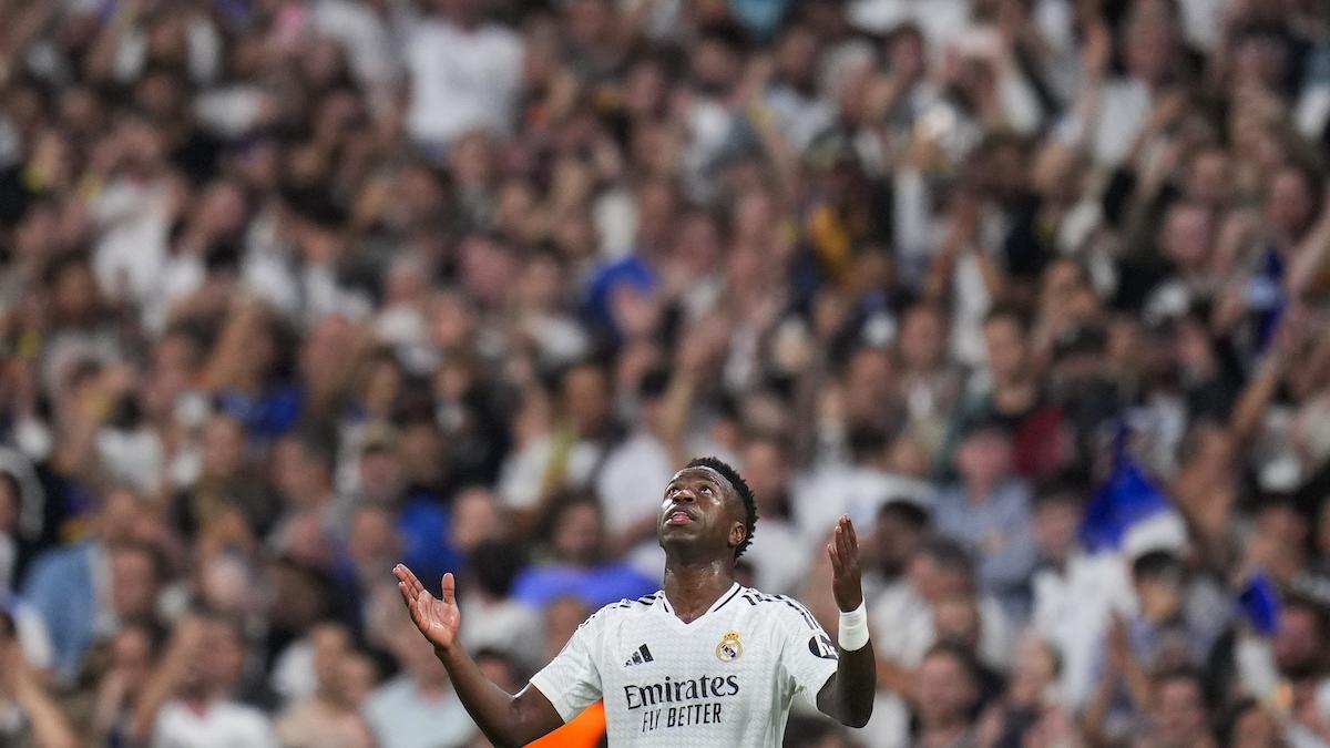 Vinícius anota primer triplete en Champions y el Madrid remonta