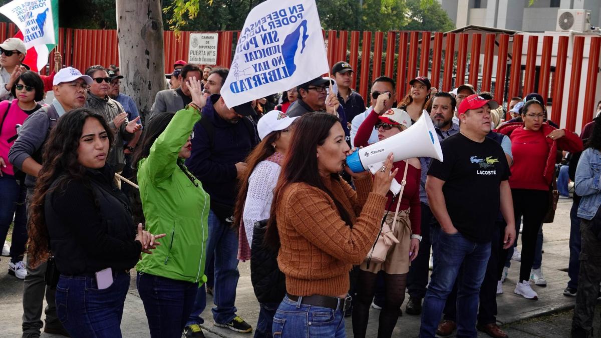 Laura Ballesteros recaba firmas para apoyar a los trabajadores del Poder Judicial