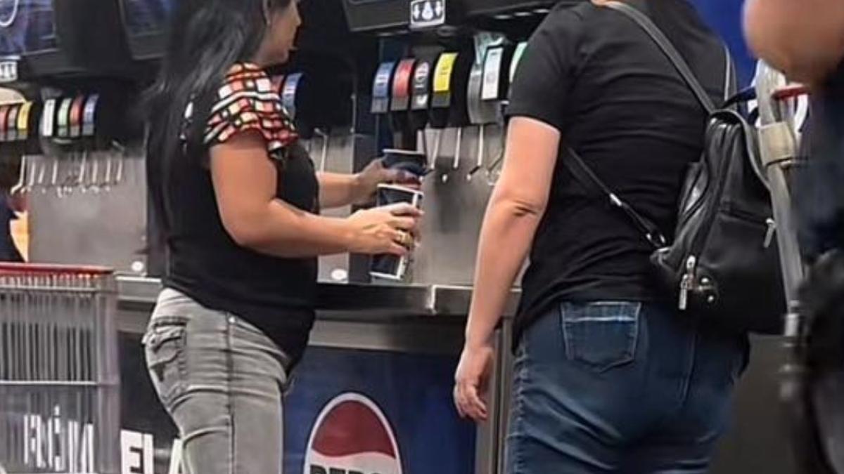 Mujeres llenan una hielera con refresco de una cadena comercial y se viralizan | VIDEO