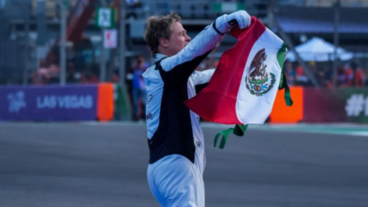 GP de México 2024: Brad Pitt da una vuelta olímpica en el Autódromo Hermanos Rodríguez con la bandera de México (VIDEO)