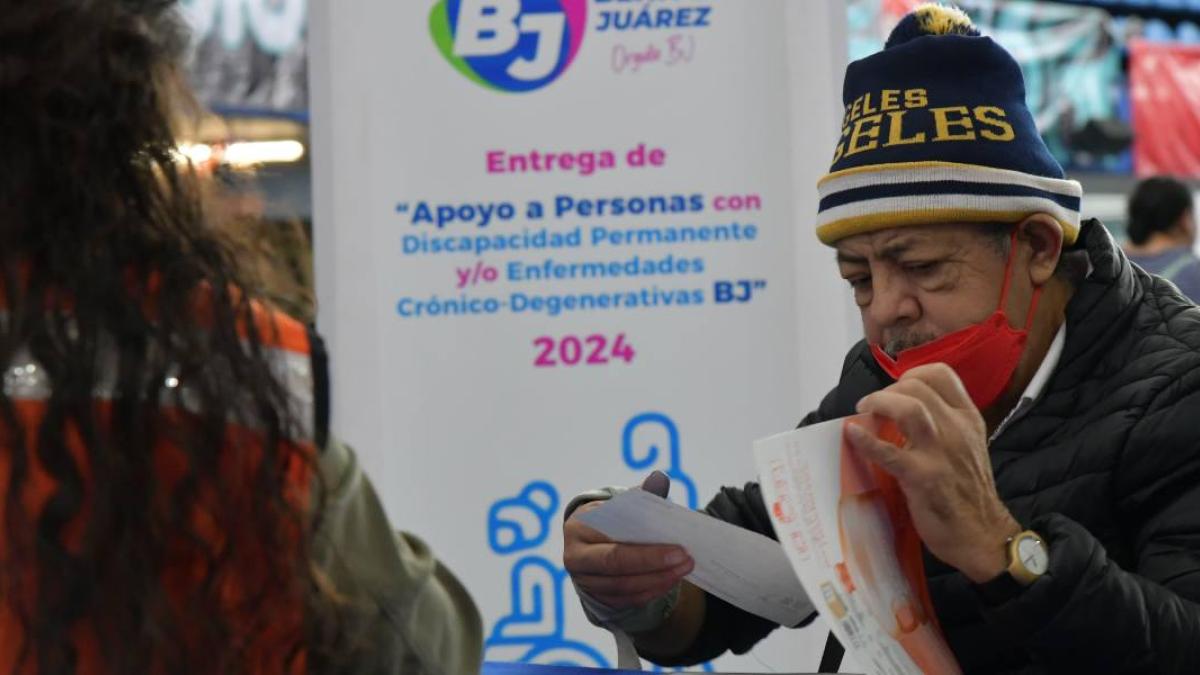 Alcaldía Benito Juárez entrega apoyos económicos a madres y padres de familia, así como a personas con discapacidad