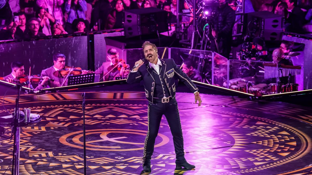 Alejandro Fernández rinde homenaje al ‘Rey’ en la Plaza de Toros México