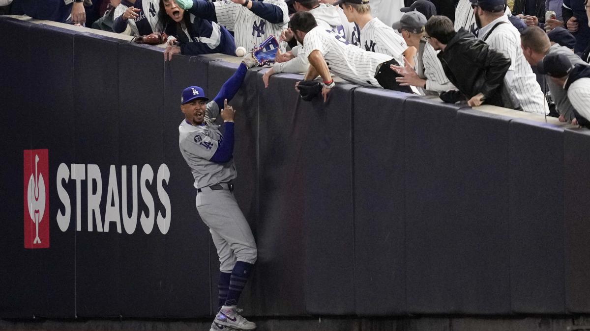 Serie Mundial 2024: ¡Terrible! Mookie Betts y fans de los Yankees cerca de llegar a los golpes por una pelota (VIDEO)