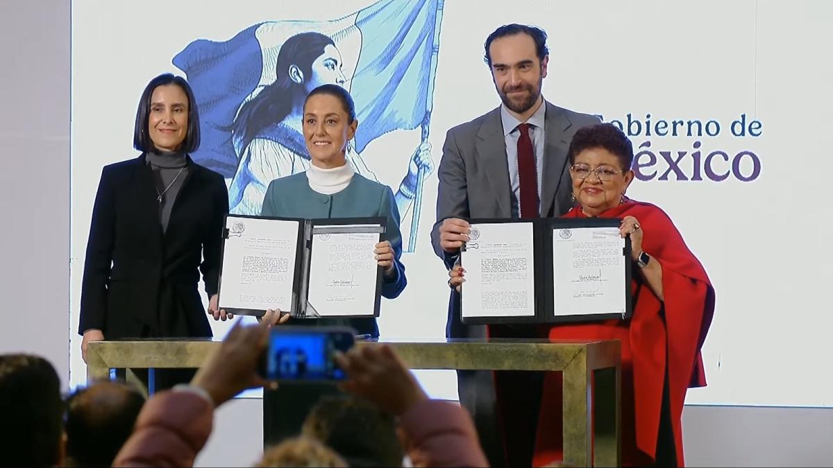 Sheinbaum firma decreto para que CFE y Pemex vuelvan como empresas públicas y recuperación férrea