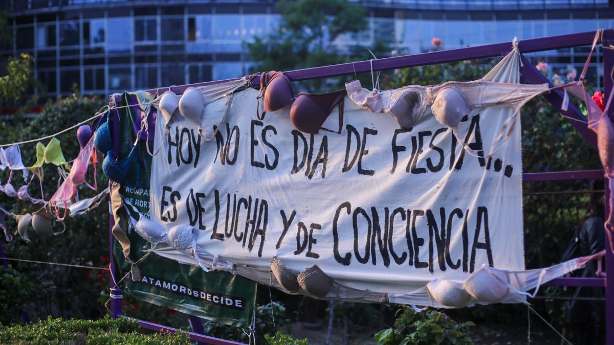 Con altar y tendedero de brasieres recuerdan a fallecidas a causa del cáncer de mama