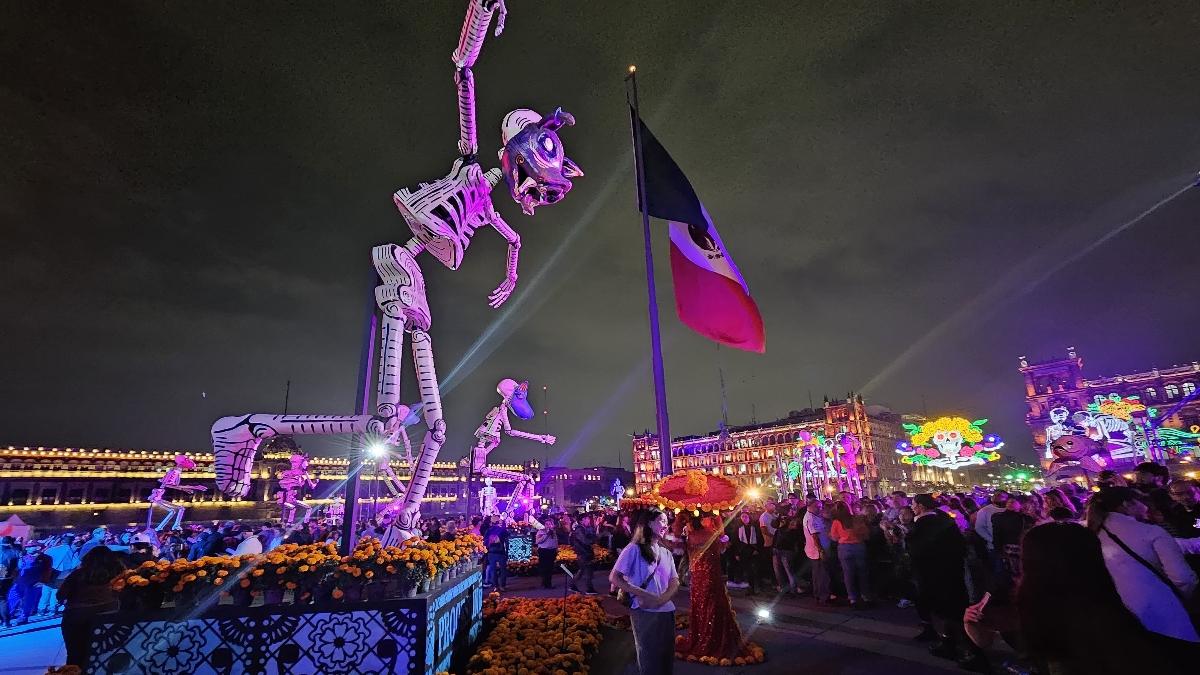 Clara Brugada inaugura la Ofrenda Monumental y alumbrado decorativo en el Zócalo