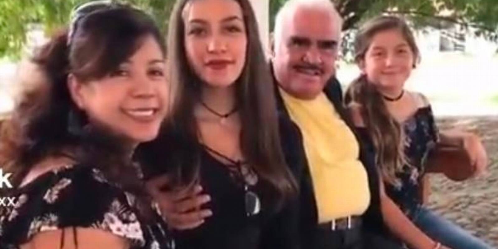 Vicente Fernández Manosea A Joven Y Queda Inmortalizado En Un Tiktok Video 