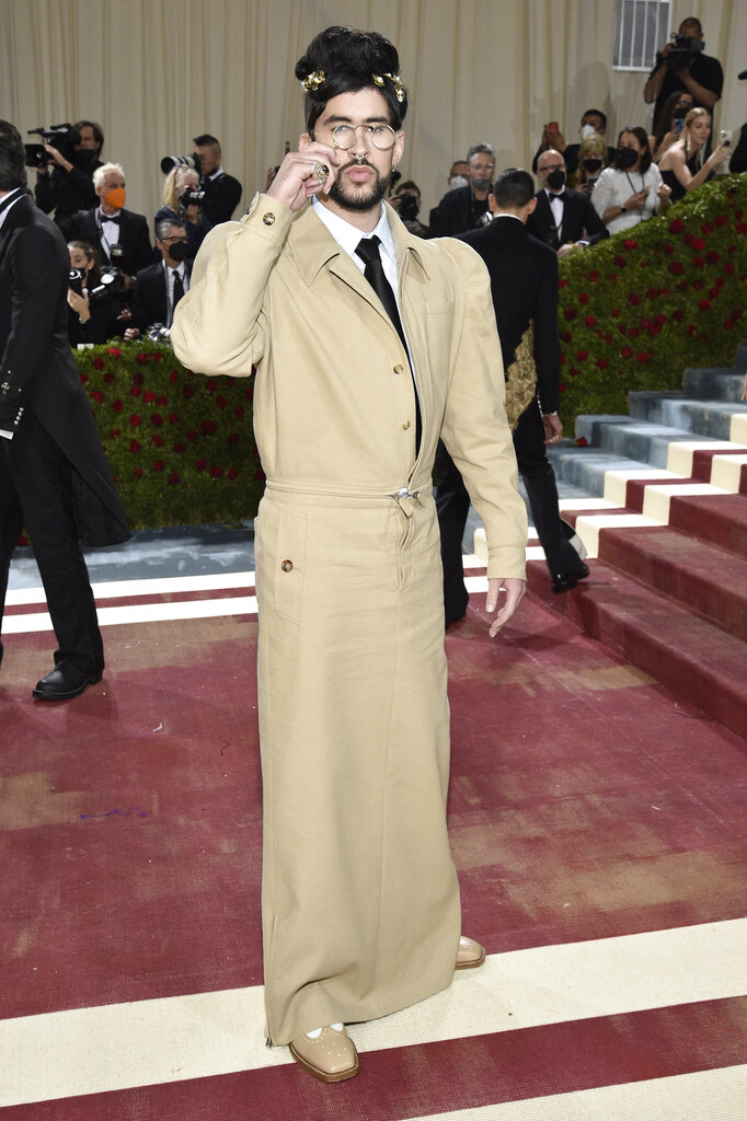 Met Gala 2022 Bad Bunny impacta con look de falda en la alfombra roja